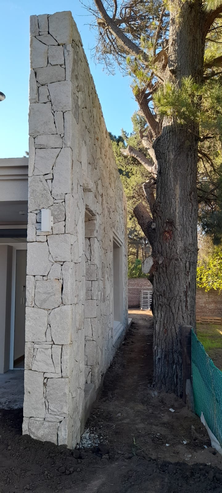 PIEDRA VOLADURA MAR DEL PLATA BLANCA
