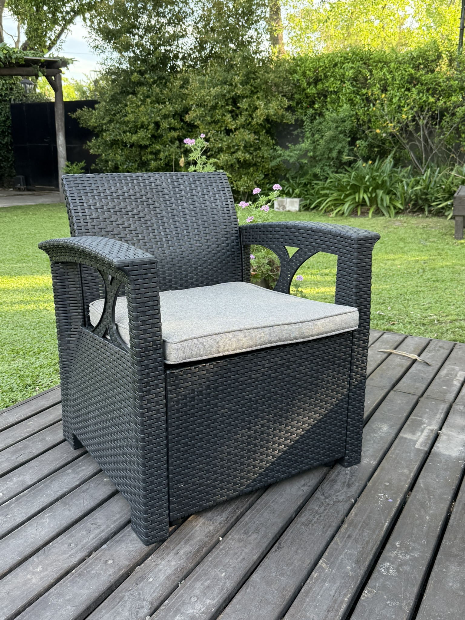 Juego Mesa Y Sillas Simil Rattan Exterior Apoyabrazos Decorado