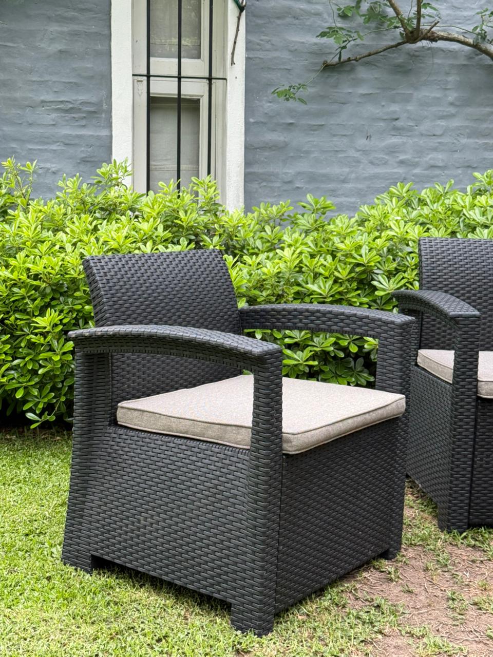 Juego Mesa Y Sillas Simil Rattan Exterior Apoyabrazos Recto